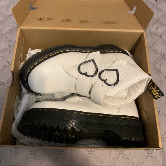 Dr. Martens Devon Heart Boots -LIMITED EDITION - Picture 2 of 7